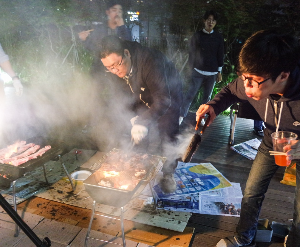 Blog people BBQing