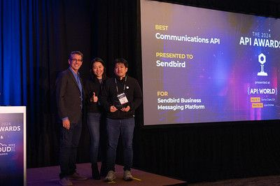 A picture of Sendbird’s Chief of Staff Yeji Yoon and CTO Jin Ku accepting the award for Best Communications API