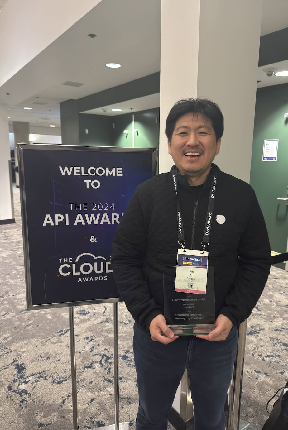 A picture of Sendbird’s CTO Jin Ku with the award for Best Communications API